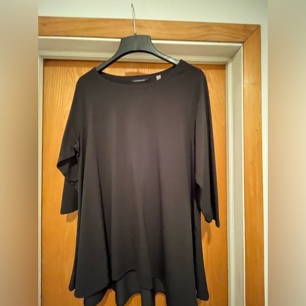 Tahari 1x black blouse